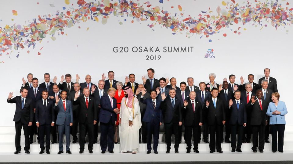  Japan, Osaka: Die Teilnehmer des G20-Gipfels stehen beim Gruppenbild zum Start des G20-Gipfels zusammen