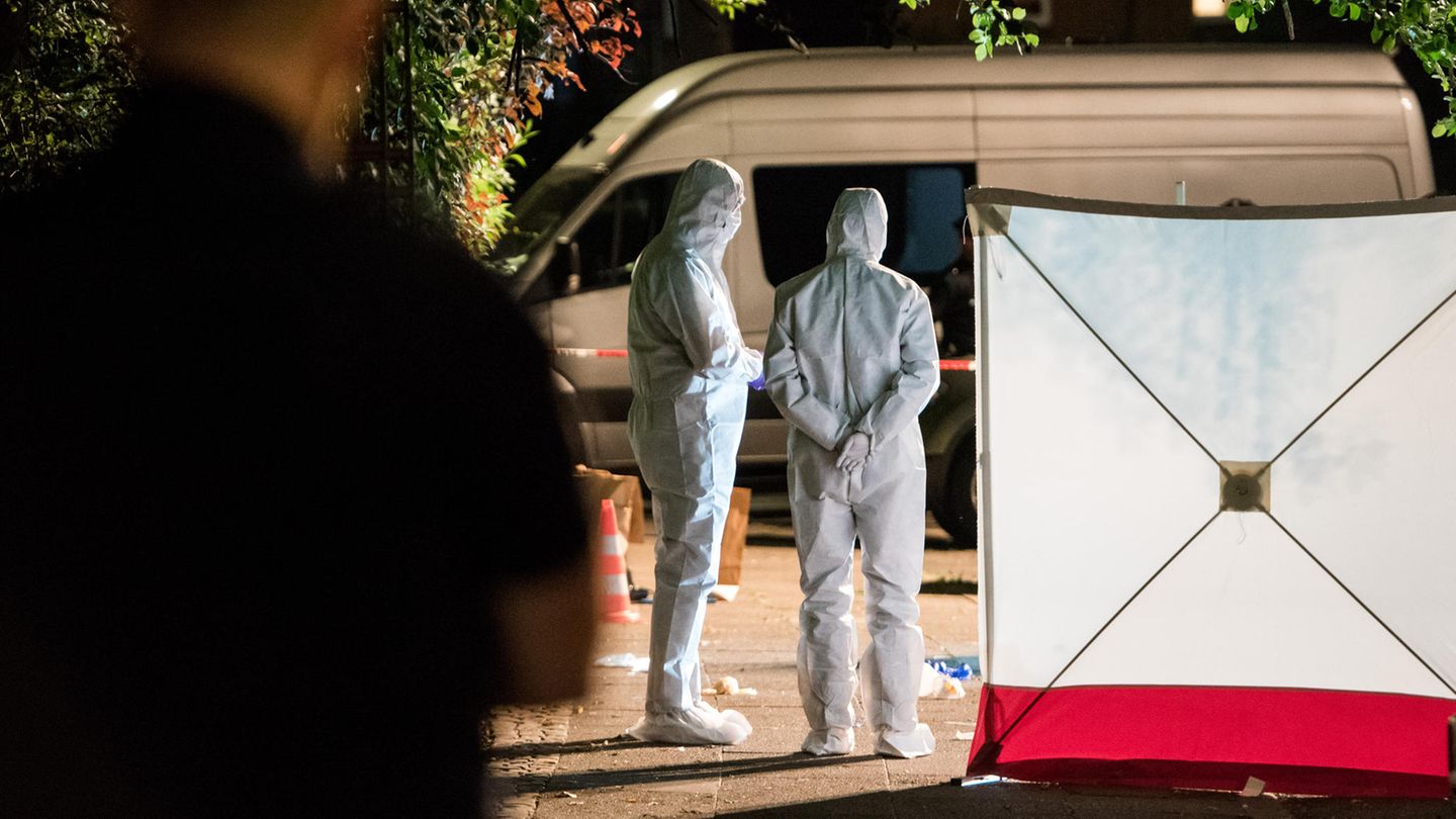 Polizisten in Schutzanzügen untersuchen den Tatort in Lohbrügge