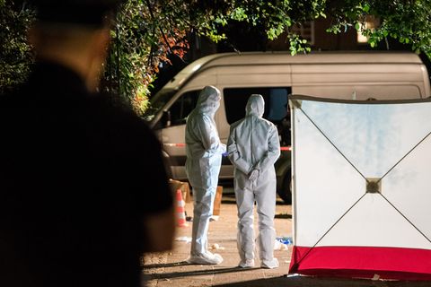 Polizisten in Schutzanzügen untersuchen den Tatort in Lohbrügge