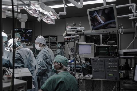 Ärzte im OP-Saal eines Krankenhauses