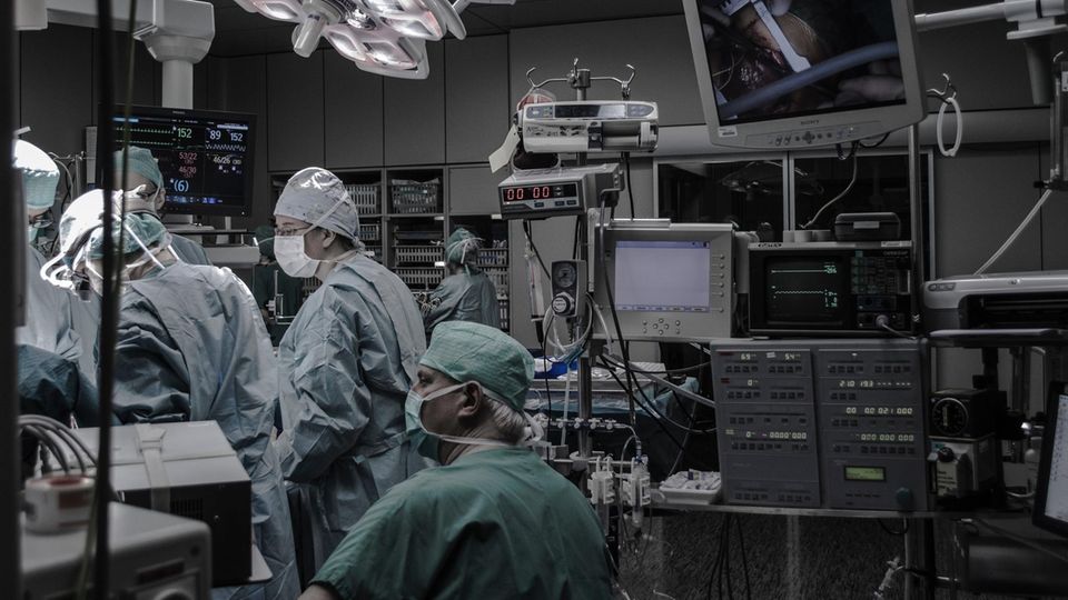 Ärzte im OP-Saal eines Krankenhauses