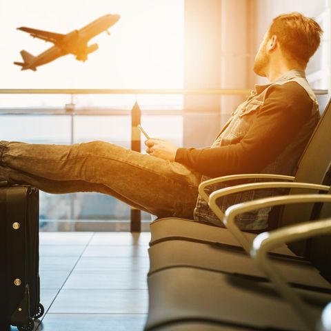 Man wartet man Flughafen