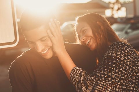 Mann und Frau lachen zusammen