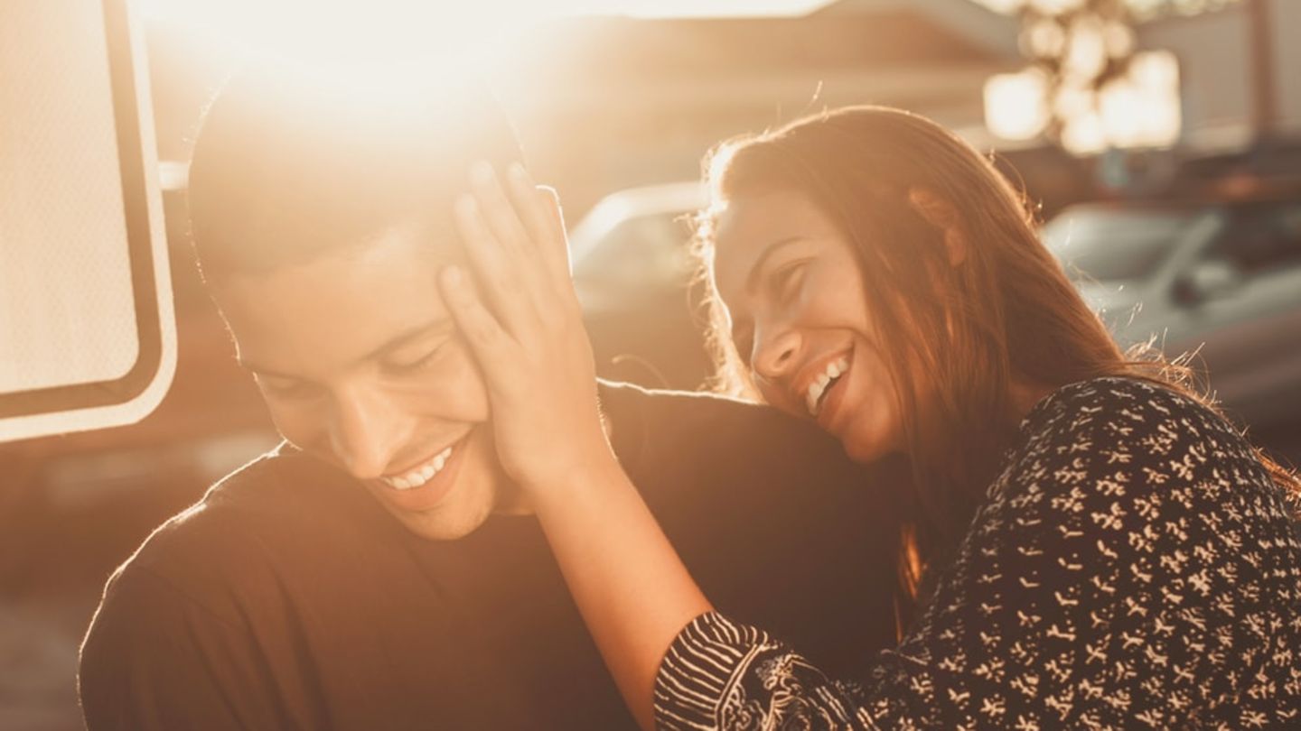 Mann und Frau lachen zusammen
