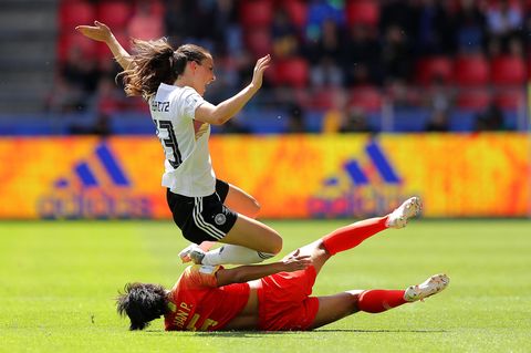 Jammern zählt nicht: Sara Däbritz wird im ersten Gruppenspiel von der Chinesin Peng Han abgeräumt