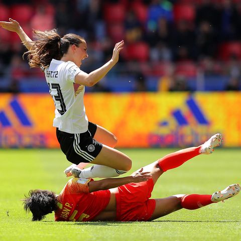 Jammern zählt nicht: Sara Däbritz wird im ersten Gruppenspiel von der Chinesin Peng Han abgeräumt