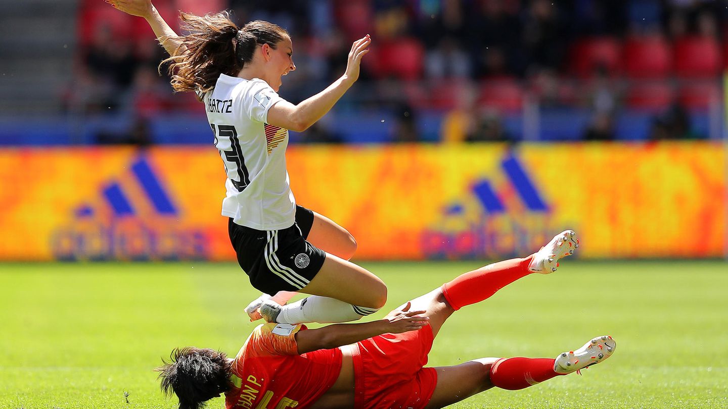 Jammern zählt nicht: Sara Däbritz wird im ersten Gruppenspiel von der Chinesin Peng Han abgeräumt