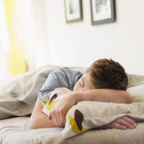 schlafen bei hitze teenager liegt im sommer im bett
