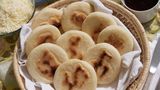 Arepa, Kolumbien und Venezuela  Arepas sind runde Maisfladen, dies es zu fast allen Mahlzeiten gibt. Auf den Straßen werden die Arepas häufig mit den verschiedensten Füllungen angeboten. Dazu werden die Maisfladen zur Hälfte aufgeschnitten und gefüllt: gewürzte Fleischfüllungen (carne mechada), Fisch, Käse, Schinken, Gemüse (zum Beispiel: Avocados). An der karibischen Küste Kolumbiens werden auch Arepas mit Ei als Füllung (Arepa'e Huevo) gemacht.
