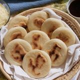 Arepa, Kolumbien und Venezuela  Arepas sind runde Maisfladen, dies es zu fast allen Mahlzeiten gibt. Auf den Straßen werden die Arepas häufig mit den verschiedensten Füllungen angeboten. Dazu werden die Maisfladen zur Hälfte aufgeschnitten und gefüllt: gewürzte Fleischfüllungen (carne mechada), Fisch, Käse, Schinken, Gemüse (zum Beispiel: Avocados). An der karibischen Küste Kolumbiens werden auch Arepas mit Ei als Füllung (Arepa'e Huevo) gemacht.
