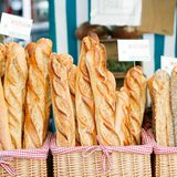 Baguette, Frankreich  Mit seiner hübschen Karamellfarbe, der knusprigen Kruste und dem saftigen Inneren ist das Baguette eines der Wahrzeichen von Frankreich und ganz besonders von Paris. Über seine Herkunft ist man sich aber nicht ganz einig: Einige behaupten es käme aus Wien, andere machen die Bäcker von Napoleon für seine Erfindung verantwortlich. In Paris hat sich das Baguette in den 1920er Jahren etabliert. Damals durften Bäcker nicht vor 4 Uhr morgens anfangen zu arbeiten. Um die Kunden trotzdem rechtzeitig bedienen zu können, wählten sie eine Brotform, die eine kürzere Geh- und Backzeit benötigte. So wurde das Baguette geboren.