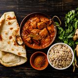 Naan, Indien  Naan ist das typische Fladenbrot aus Indien. Vor allem im Süden des Landes gehört es zu jeder Mahlzeit. Naan wird über offener Glut im traditionellen Tandoor gebacken und erhält dadurch seinen typischen Geschmack. Das Besondere: Der Teig ist gesäuert. Für die Säuerung sorgt Joghurt, aber auch Hefe oder Backpulver. Die Konsistenz ist sehr weich und passt dadurch zum Dippen sehr gut zu den scharfen Currys. 