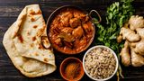 Naan, Indien  Naan ist das typische Fladenbrot aus Indien. Vor allem im Süden des Landes gehört es zu jeder Mahlzeit. Naan wird über offener Glut im traditionellen Tandoor gebacken und erhält dadurch seinen typischen Geschmack. Das Besondere: Der Teig ist gesäuert. Für die Säuerung sorgt Joghurt, aber auch Hefe oder Backpulver. Die Konsistenz ist sehr weich und passt dadurch zum Dippen sehr gut zu den scharfen Currys. 