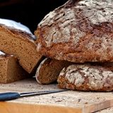 Sauerteigbrot, Deutschland  Pausenbrot, Abendbrot, Brotzeit, brotlose Kunst, Broterwerb - Brot spielt in der deutschen Ess- und Alltagskultur eine entscheidende Rolle. Trifft man einen Deutschen, der längere Zeit im Ausland gelebt hat, dann kommt auf die Frage, was er am meisten vermisst hat, häufig die Antwort: deutsches Brot. In südlichen Ländern wird vor allem Weizen zur Brotherstellung verwendet. In Deutschland setzt man vermehrt auf Roggen und Dinkel. Im Deutschen Brotregister stehen derzeit über 3.200 unterschiedliche Brotspezialitäten. Die Sauerteigbrote aus Roggen, Dinkel und Weizen schmecken nicht nur besser als Weizenbrot, sondern halten auch noch länger satt. 