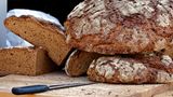 Sauerteigbrot, Deutschland  Pausenbrot, Abendbrot, Brotzeit, brotlose Kunst, Broterwerb - Brot spielt in der deutschen Ess- und Alltagskultur eine entscheidende Rolle. Trifft man einen Deutschen, der längere Zeit im Ausland gelebt hat, dann kommt auf die Frage, was er am meisten vermisst hat, häufig die Antwort: deutsches Brot. In südlichen Ländern wird vor allem Weizen zur Brotherstellung verwendet. In Deutschland setzt man vermehrt auf Roggen und Dinkel. Im Deutschen Brotregister stehen derzeit über 3.200 unterschiedliche Brotspezialitäten. Die Sauerteigbrote aus Roggen, Dinkel und Weizen schmecken nicht nur besser als Weizenbrot, sondern halten auch noch länger satt. 