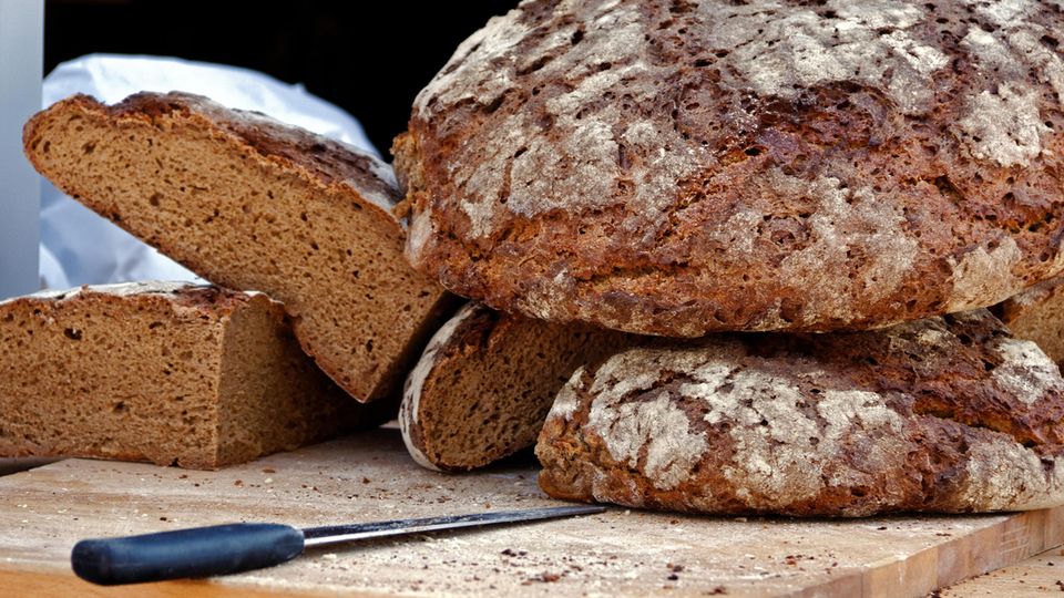 Sauerteigbrot, Deutschland  Pausenbrot, Abendbrot, Brotzeit, brotlose Kunst, Broterwerb - Brot spielt in der deutschen Ess- und Alltagskultur eine entscheidende Rolle. Trifft man einen Deutschen, der längere Zeit im Ausland gelebt hat, dann kommt auf die Frage, was er am meisten vermisst hat, häufig die Antwort: deutsches Brot. In südlichen Ländern wird vor allem Weizen zur Brotherstellung verwendet. In Deutschland setzt man vermehrt auf Roggen und Dinkel. Im Deutschen Brotregister stehen derzeit über 3.200 unterschiedliche Brotspezialitäten. Die Sauerteigbrote aus Roggen, Dinkel und Weizen schmecken nicht nur besser als Weizenbrot, sondern halten auch noch länger satt. 