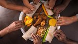 Injera, Äthiopien  Das weiche, gesäuerte Fladenbrot aus Teffmehl wird traditionell in Äthiopien und Eritrea gegessen. Teff ist eine Hirseart, die natürlich in Äthiopien und Eritrea vorkommt. Für das Fladenbrot wird Mehl mit Wasser zu einem Teig vermischt und einige Tage zur Gärung stehen gelassen. Häufig wird Injera mit anderen Speisen wie Fleischragout verzehrt. Dafür reißt man Stücke mit der rechten Hand ab und greift sich damit eine mundgerechte Portion des Ragouts. Somit ist das Fladenbrot Speise und Teller zugleich. 