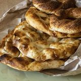 Fladenbrot, Türkei  Das ungesäuerte Fladenbrot wird ohne Hefe zubereitet und nur aus gemahlenem Getreide und Wasser zubereitet. In der Türkei wird das Brot noch traditionell an der Wand des Backofens auf Kieselsteinen gebacken. Man reicht das Brot zu jeder Mahlzeit.