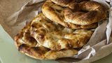 Fladenbrot, Türkei  Das ungesäuerte Fladenbrot wird ohne Hefe zubereitet und nur aus gemahlenem Getreide und Wasser zubereitet. In der Türkei wird das Brot noch traditionell an der Wand des Backofens auf Kieselsteinen gebacken. Man reicht das Brot zu jeder Mahlzeit.