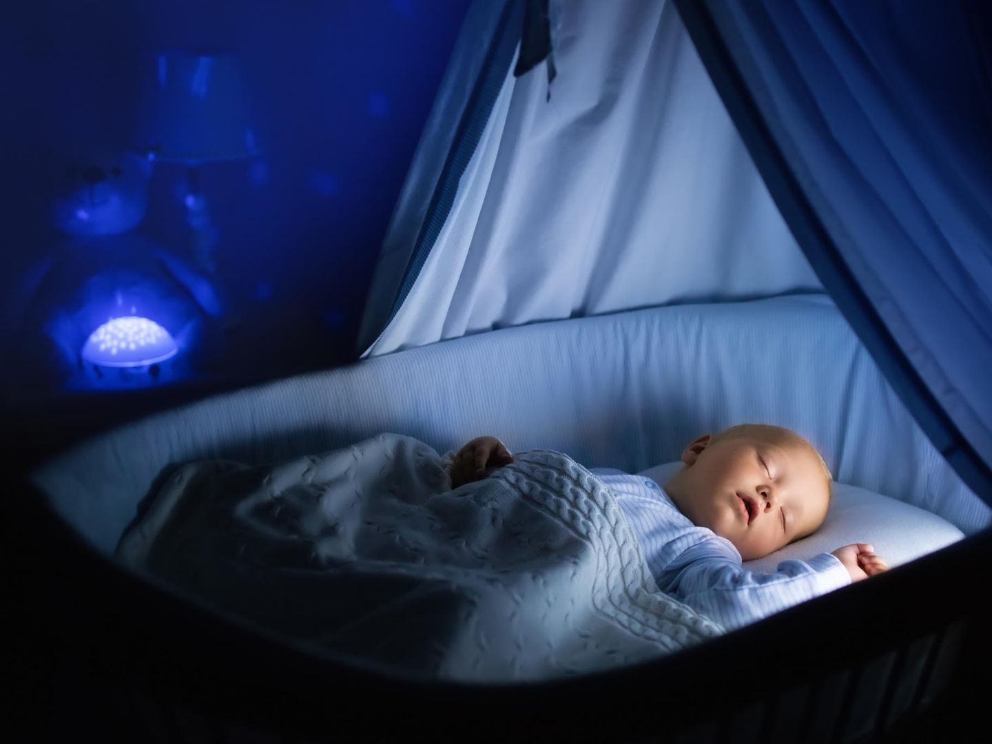 Schlafen in der Babyschale? Das kann gefährlich werden!