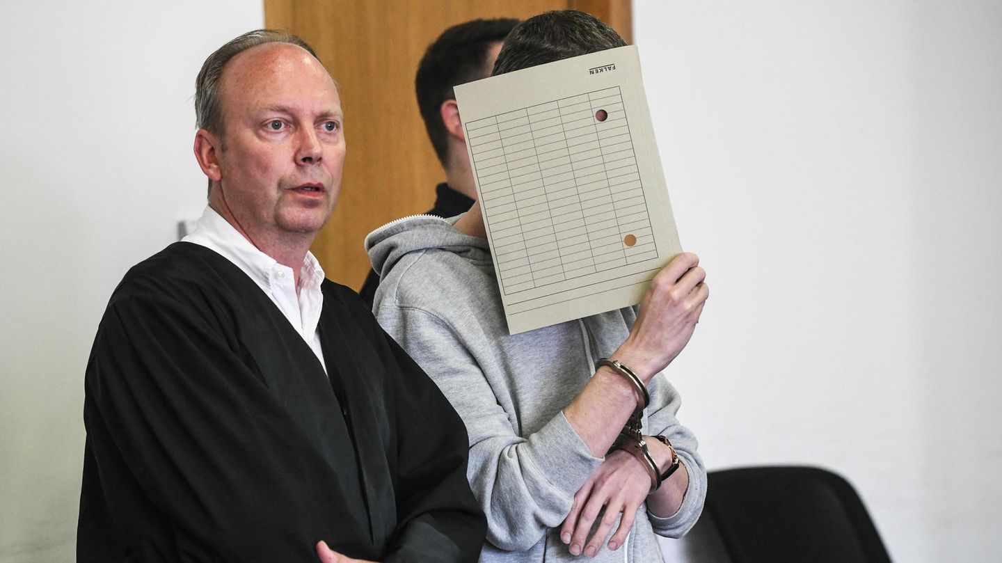 Silvio S. und sein Anwalt vor Gericht