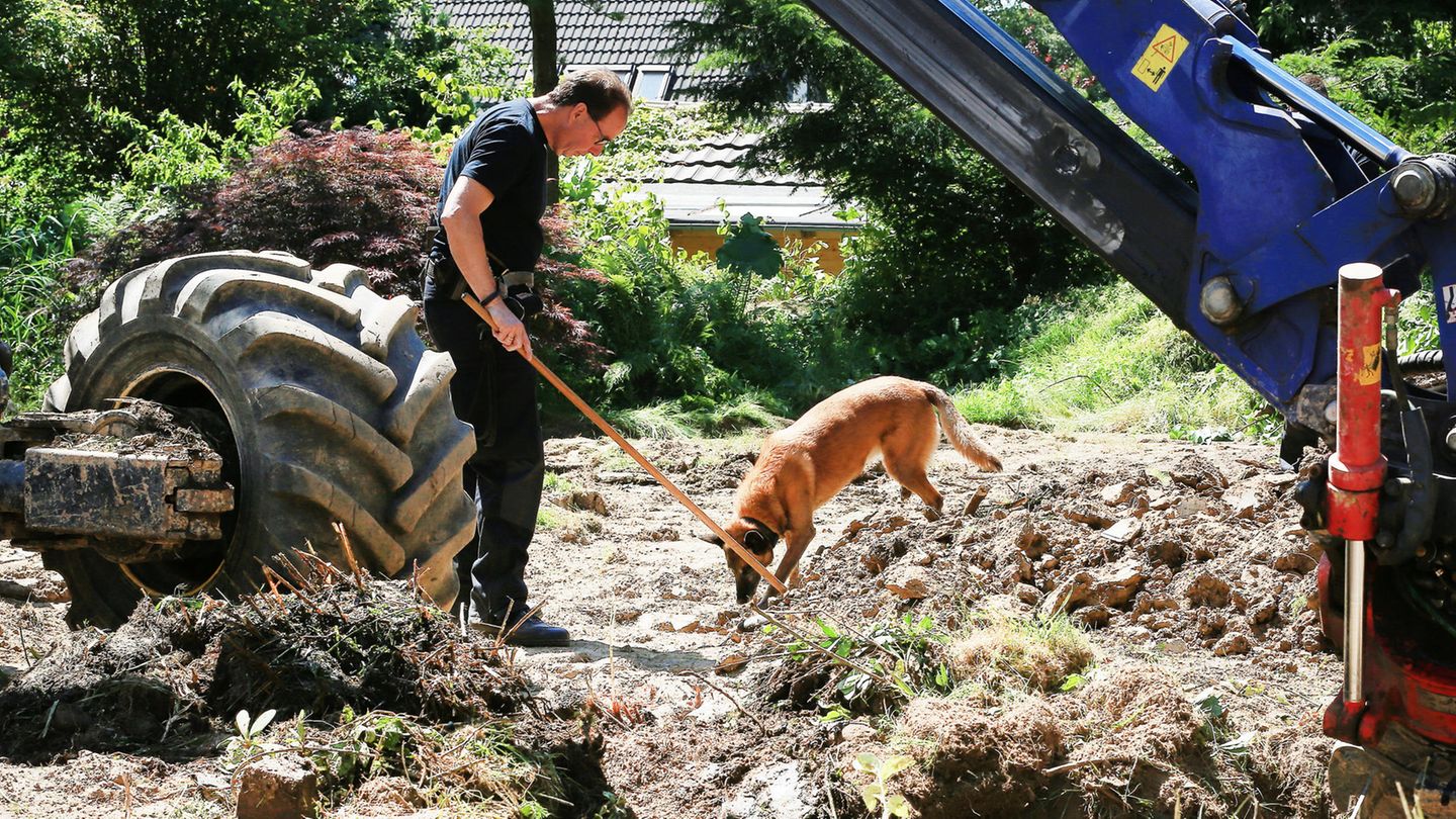 Auch am Samstag ging die Suche nach möglichen Kinderleichen im Garten eines 83-Jährigen in Wuppertal weiter