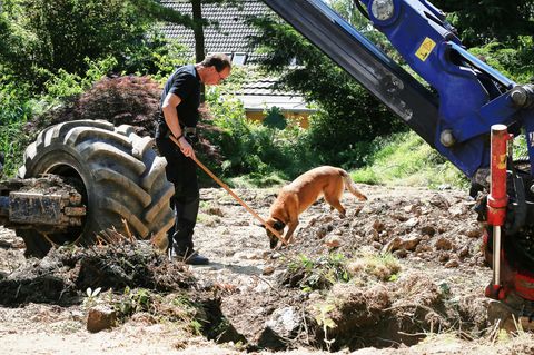 Auch am Samstag ging die Suche nach möglichen Kinderleichen im Garten eines 83-Jährigen in Wuppertal weiter