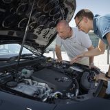 Techniker Daniel Jesser erklärt den komplexen Antriebsstrang