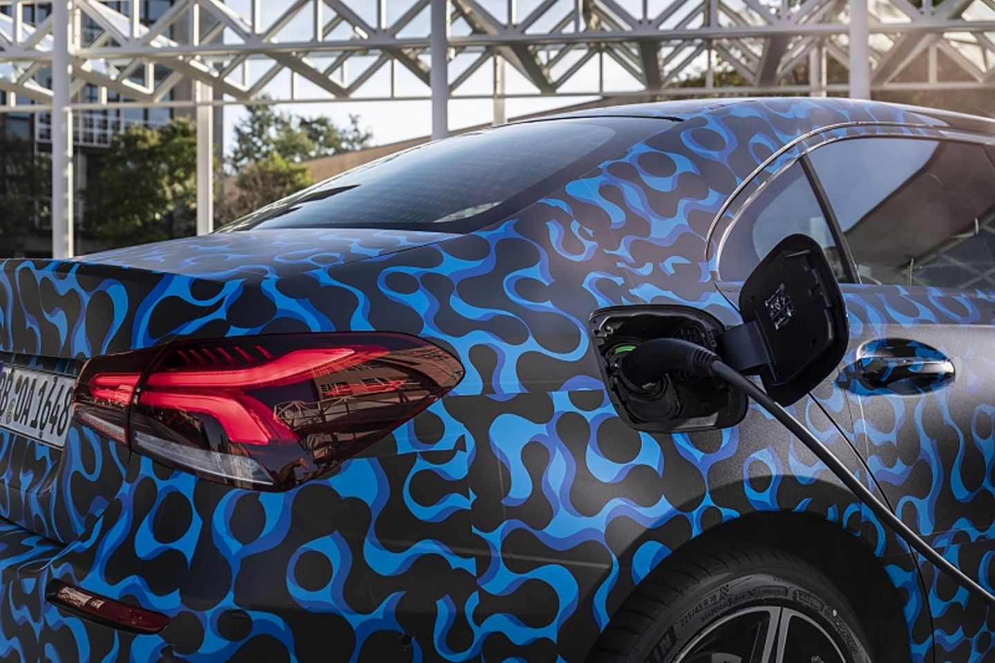 An einer 22 kW Ladestation ist die Batterie nach etwa 30 Minuten gefüllt