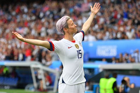 Frau bei Fußball jubelt