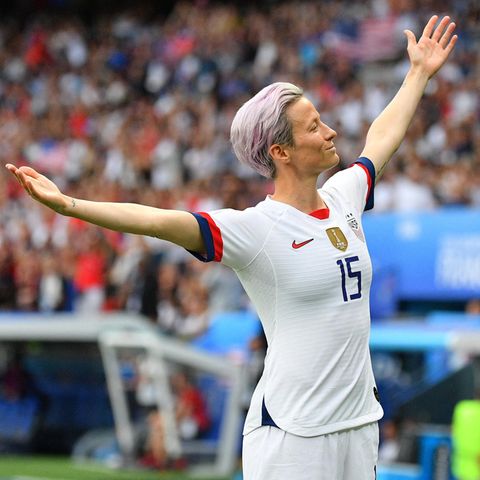 Frau bei Fußball jubelt