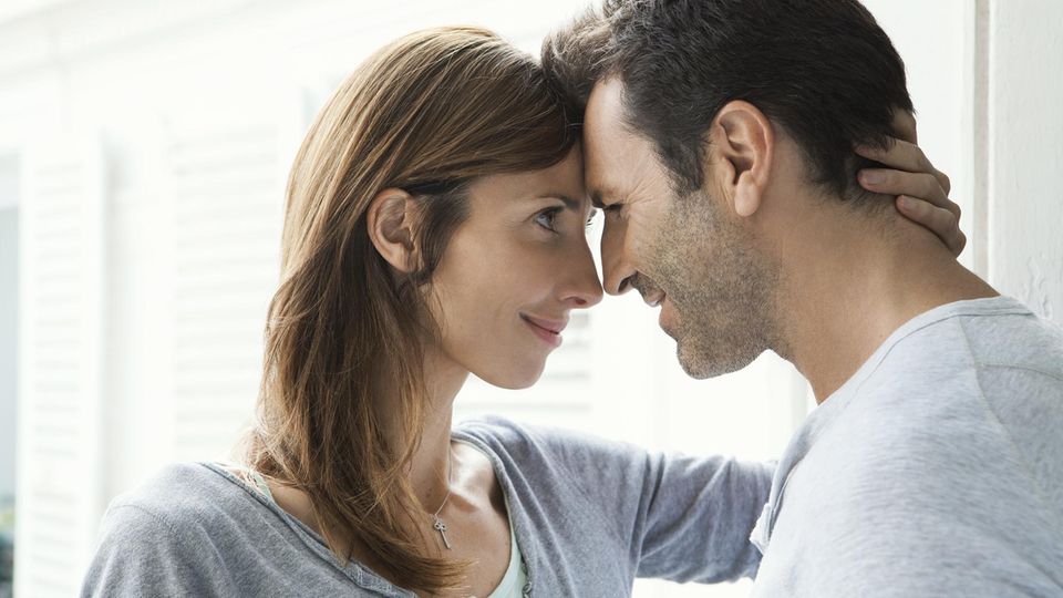 Ein Mann und eine Frau schauen sich intensiv in die Augen. Ein Mann und eine Frau schauen sich intensiv in die Augen.