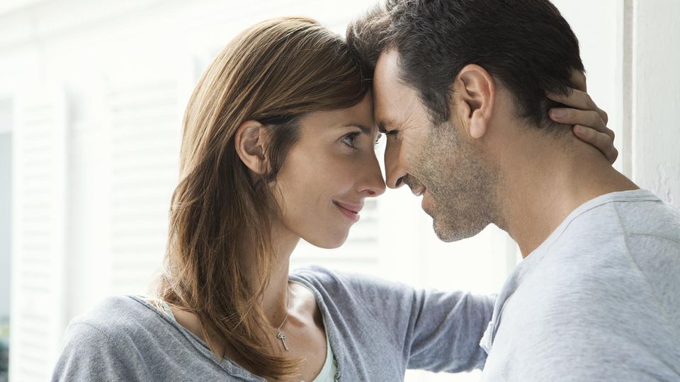 Ein Mann und eine Frau schauen sich intensiv in die Augen.