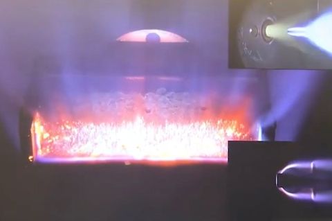 Ein Metallbauteil leuchtet, da es erhitzt wird.
