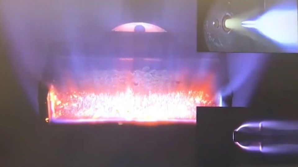 Ein Metallbauteil leuchtet, da es erhitzt wird. Ein Metallbauteil leuchtet, da es erhitzt wird.