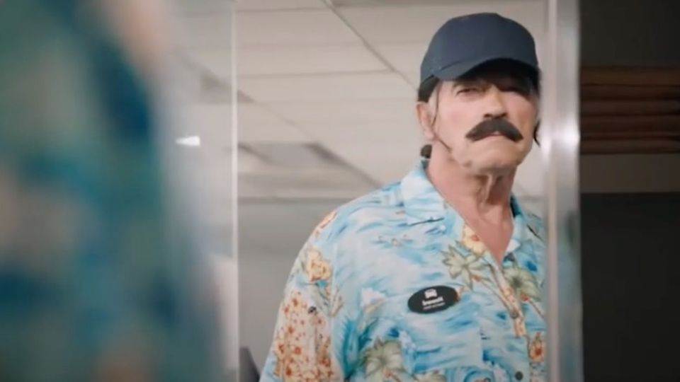 Arnold Schwarzenegger im bunten Hemd mit Schnurrbart und Cap. Arnold Schwarzenegger im bunten Hemd mit Schnurrbart und Cap.