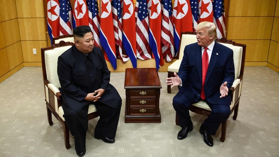 Nordkoreas Machthaber Kim Jong-Un (l.) und US-Präsident Donald Trump in Nordkorea Nordkoreas Machthaber Kim Jong-Un (l.) und US-Präsident Donald Trump in Nordkorea