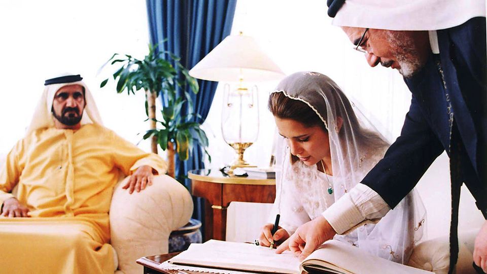 Prinzessin Haya bei der Unterzeichnung ihrer Eheurkunde im April 2004 Prinzessin Haya bei der Unterzeichnung ihrer Eheurkunde im April 2004