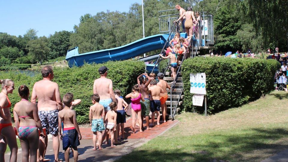 "Zu 90 Prozent" sei man ein Familienbad, betont der Bademeister im Freibad Farmsen in Hamburg