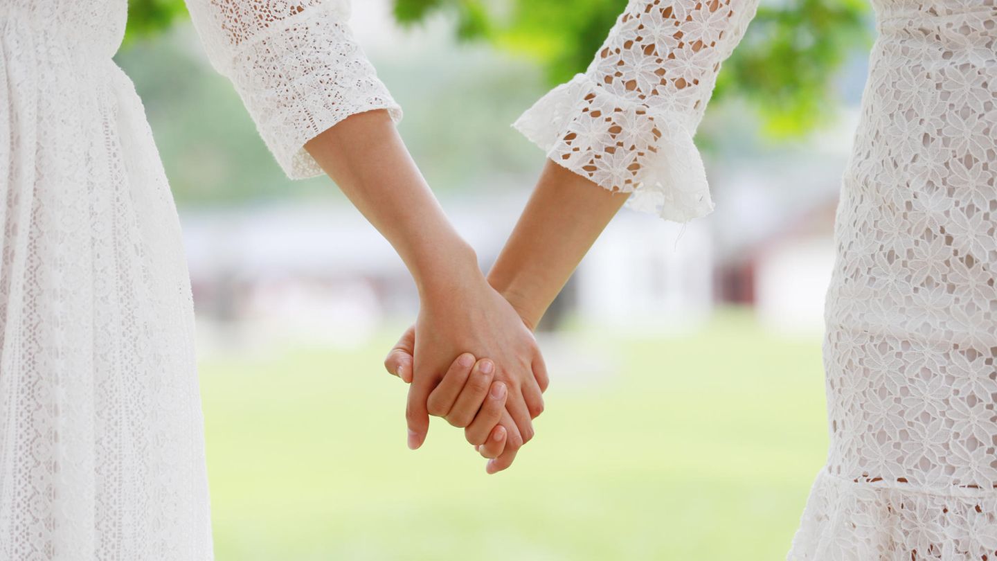 Weil seine Schwester eine Frau heiratet, will der Bruder seine Töchter von der Hochzeit ausschließen