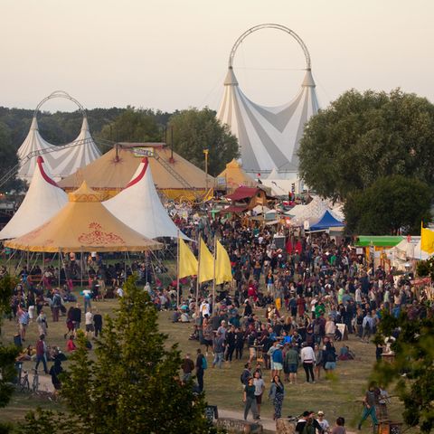 Festivalbesucher sind auf dem Gelände des Fusion-Festival 2019 unterwegs