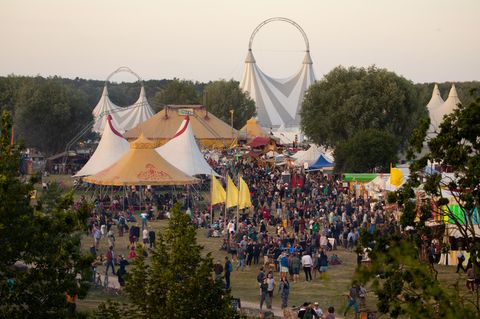 Festivalbesucher sind auf dem Gelände des Fusion-Festival 2019 unterwegs
