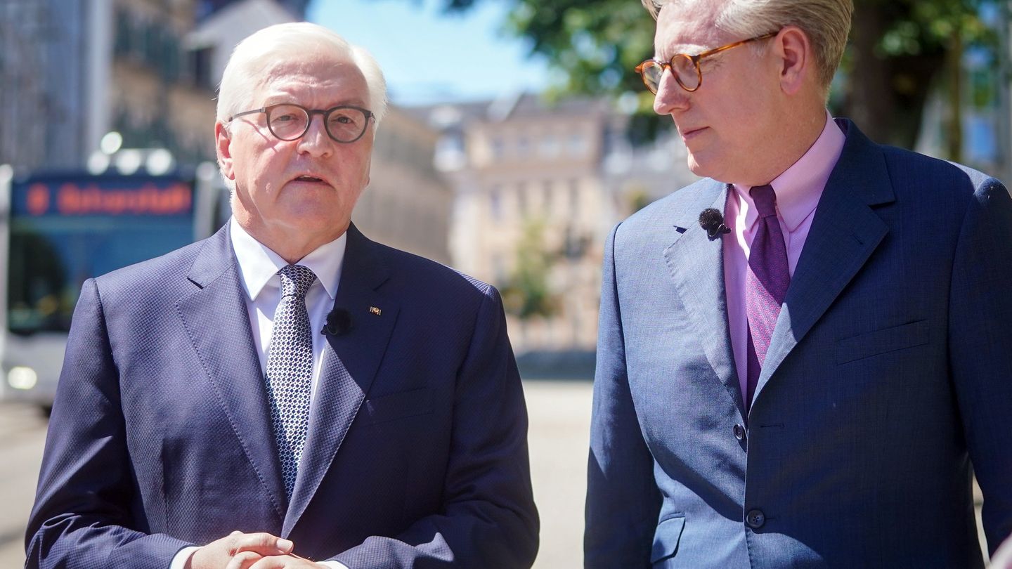 Bundespräsident Frank-Walter Steinmeier und "Berlin direkt"-Moderator Theo Koll