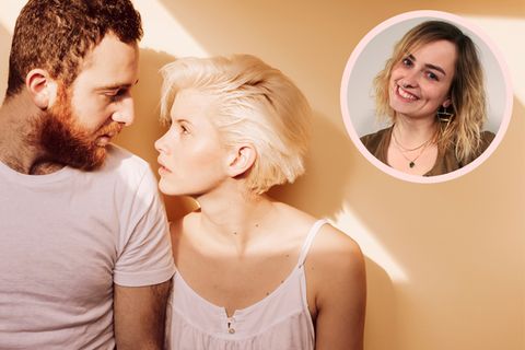 Hochzeitskolumne zum "After-Wedding-Blues": Ein Mann schaut seine Frau an, sie stehen nebeneinander