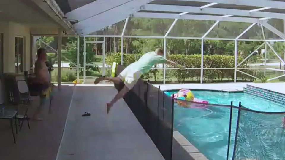 Vater springt in Pool, um sein Baby zu retten