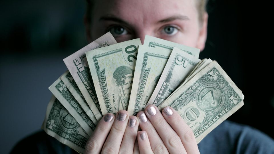 Frau mit Geldscheinen in der Hand