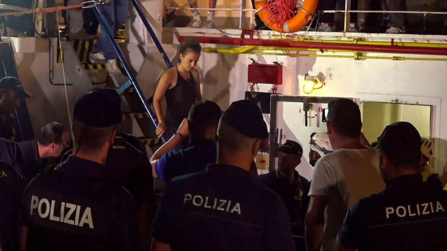 "Sea-Watch 3"-Kapitänin Carola Rackete beim Verlassen des Schiffs
