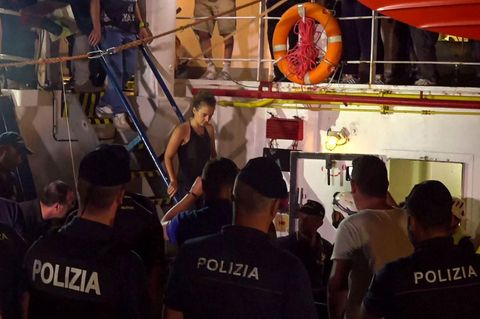 "Sea-Watch 3"-Kapitänin Carola Rackete beim Verlassen des Schiffs