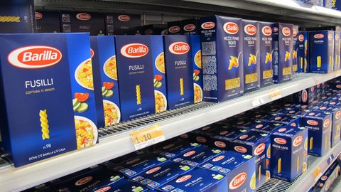 Barilla-Nudel-Packungen in einem Regal in einem Supermarkt.