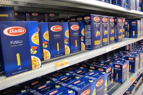 Barilla-Nudel-Packungen in einem Regal in einem Supermarkt.